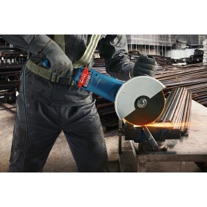 Bosch Professional GWS 24-230 PZ Winkelschleifer im Einsatz beim Trennen von Metall.