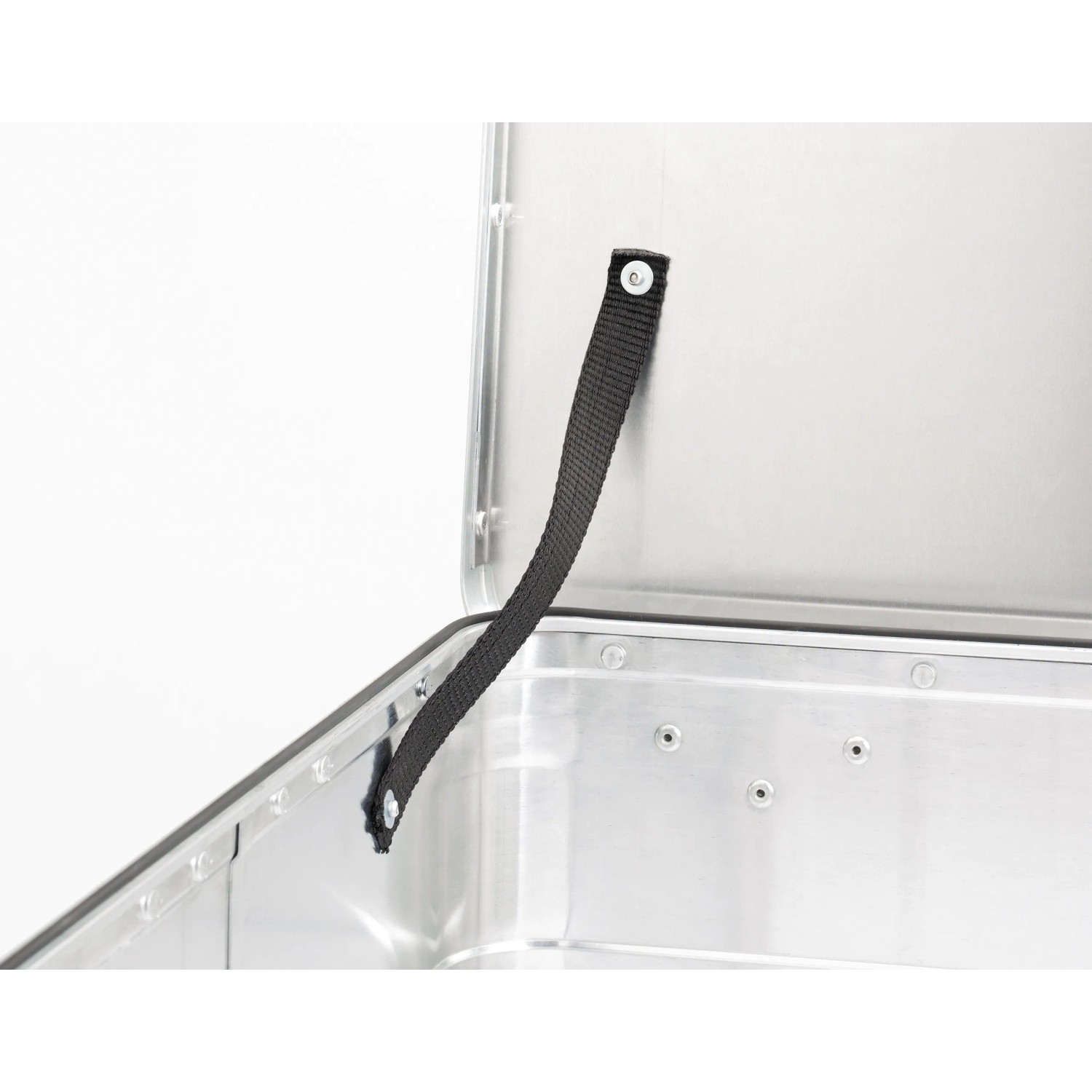 Detailansicht der LUX Aluminiumbox (47 l) mit geöffnetem Deckel und Halteband.
