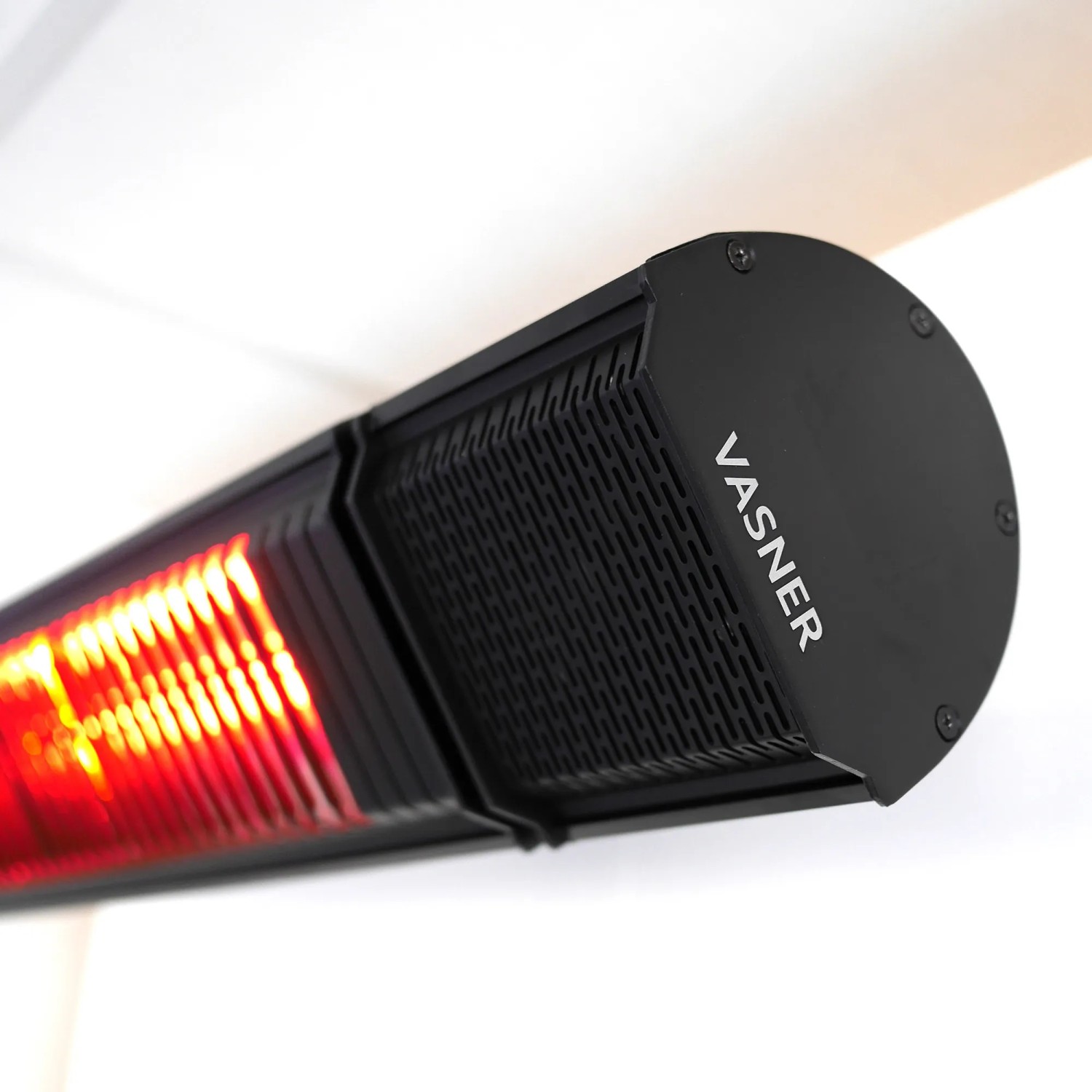 VASNER Appino BEATZZ Bluetooth Infrarot-Heizstrahler 2000 W, schwarz. Terrassenheizstrahler mit Musik.