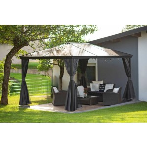 Sojag Pavillon Verona 10x14 in Anthrazit mit Moskitonetzen und Vorhängen im Garten.