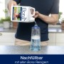 Bona Parkettreiniger Kartusche wird in Sprühflasche gefüllt.