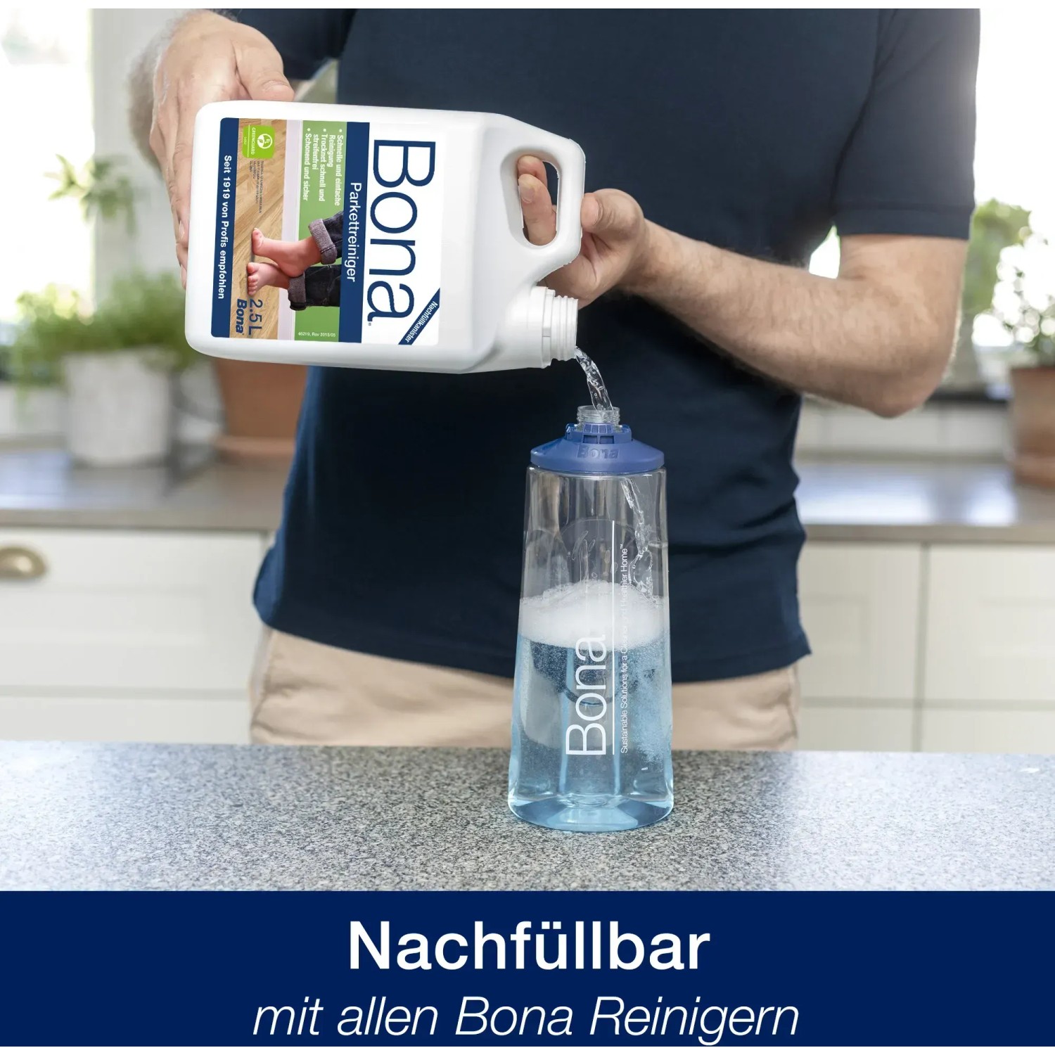 Bona Parkettreiniger Kartusche wird in Sprühflasche gefüllt.