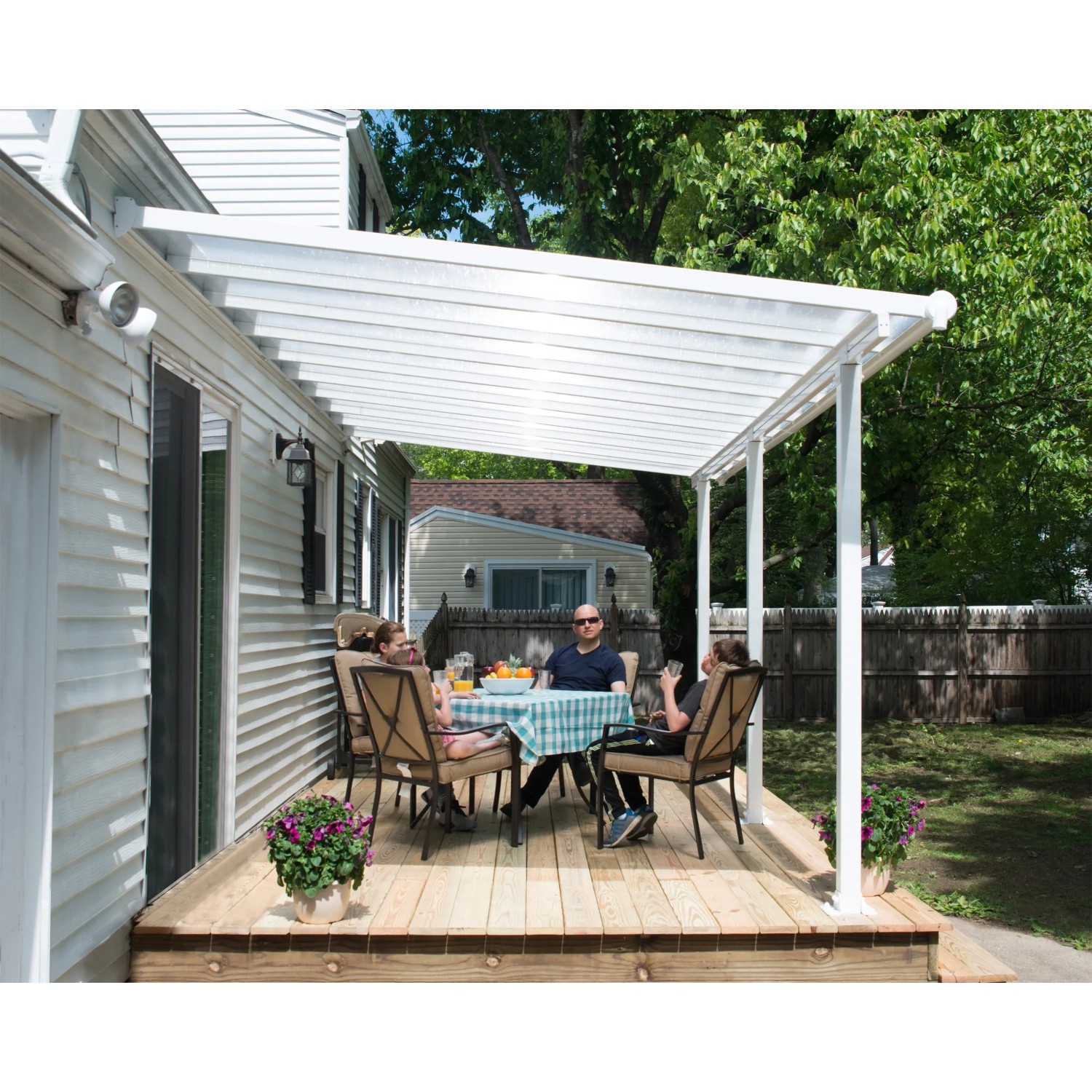 Weiße Palram Olympia Terrassenüberdachung 3x5.5 m mit Doppelstegplatten und Personen.