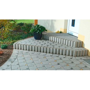 Graue Verbundpalisade (Ø 11 cm) als Einfassung für eine Außentreppe und Gehweg.