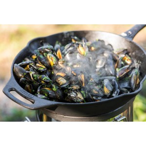 Petromax Feuerpfanne FP30-T: Gusseisenpfanne mit dampfenden Muscheln, ideal zum Grillen.