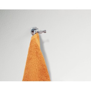 Spirella Atlantic Doppel-Wandhaken Chrom mit orangefarbenem Handtuch an weißer Wand.