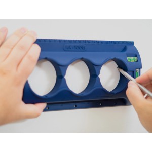 Lux Trockenbauschablone Classic zum Anzeichnen von Steckdosenlöchern mit Wasserwaage und Lineal.