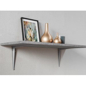 MDF-Wandregal Oldham in Betonfarben mit Deko, befestigt mit silbernen Halterungen.