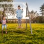 Axi Doppel-Anbauschaukel in Grau und Weiß mit zwei Kindern beim Schaukeln im Garten.