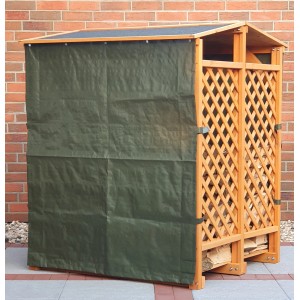 Honigbraunes Kaminholzlager (120x118x148cm) mit 2 grünen Wetterschutz-Vorhängen.