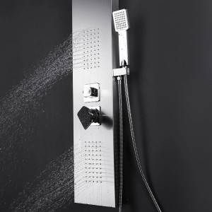 Edelstahl Duschpaneel Naples mit Handbrause, Massagedüsen und Regendusche im Betrieb.