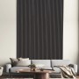 FN Acustico Akustikpaneel Eiche geräuchert, montiert an Wand über Sofa im Wohnzimmer.