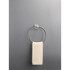 Gebürsteter Spirella Handtuchring Nyo-Steel (22 cm) mit Handtuch an grauer Wand.