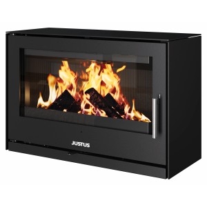 Schwarzer Justus Dias XL Kaminofen aus Stahl mit brennendem Holz und Glasscheibe.