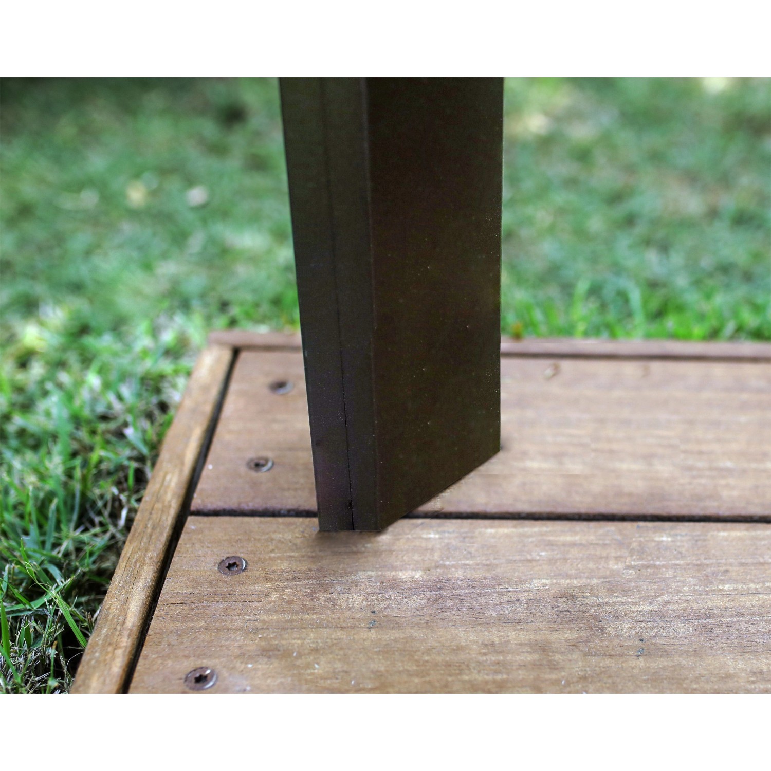 Detailaufnahme: Schwarzer Pfosten des Palram Canopia Austin BBQ Pavillons auf Holzterrasse.