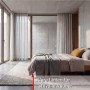 Deckenmontierte Gardinenschiene Square in Edelstahl-Optik mit hellen Vorhängen in modernem Schlafzimmer.