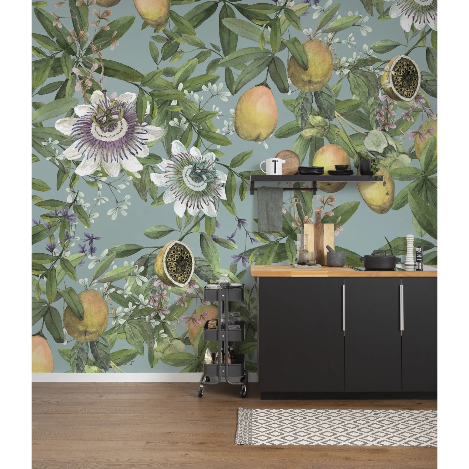 Komar Vliestapete Bellezza mit Blüten und Früchten in Küche.