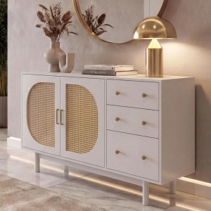 Weißes Sideboard mit Poly-Rattan, 3 Schubladen und 2 Türen, 80x120x40cm.