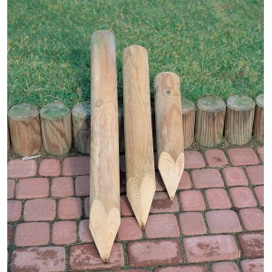 Gespitze, braune Zaunpfähle, 8 cm Durchmesser, 175 cm Länge, ideal für Jägerzaun Montage.