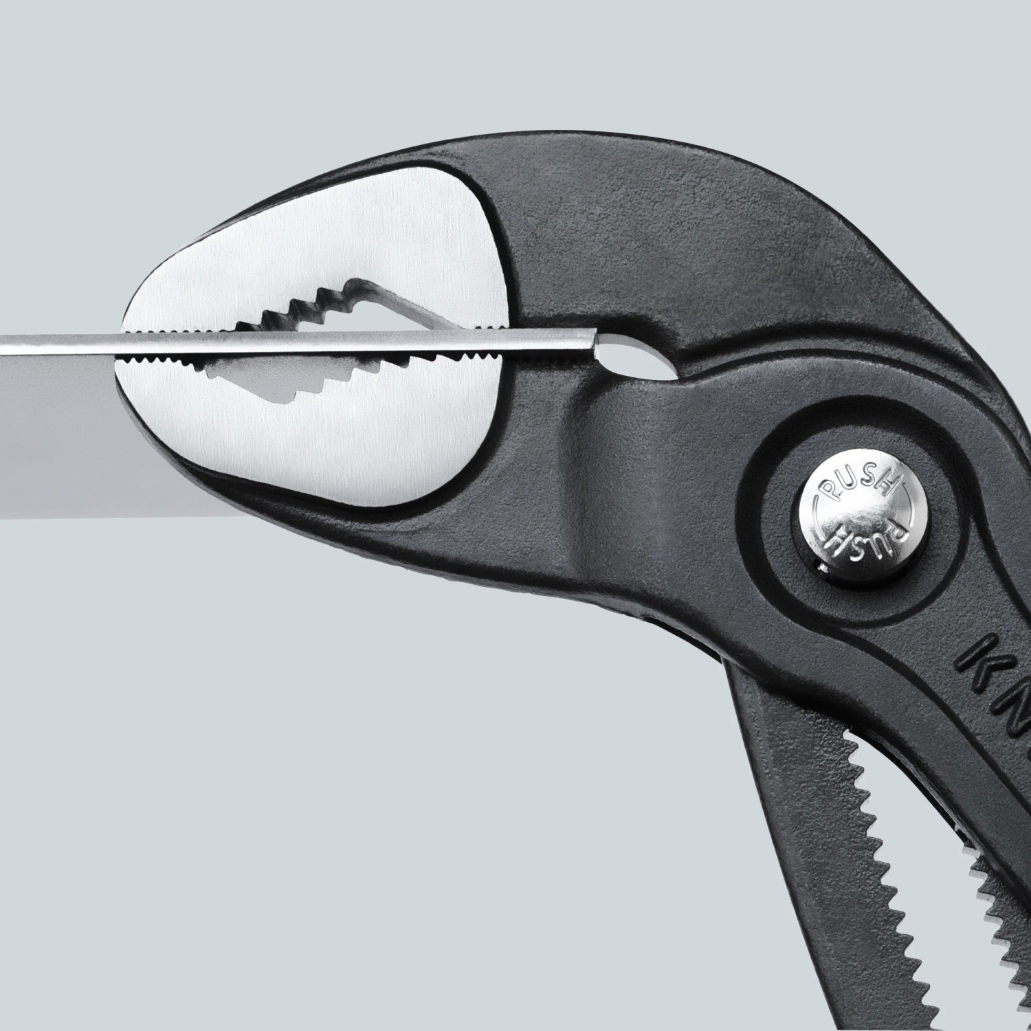 Knipex Cobra Rohrzange 300 mm, grau atramentiert, schneidet ein Metallstück.