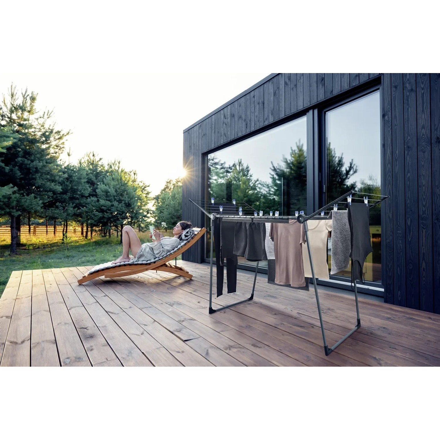 Leifheit Standtrockner Pegasus 180 in Schwarz-Anthrazit mit Wäsche im Garten.