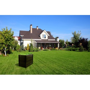 Anthrazitfarbenes KHW Hochbeet Demeter M im Garten, schmale Ausführung mit 196 l Volumen.