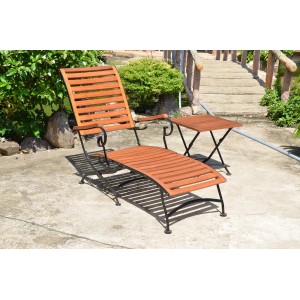 Deckchair Wien aus Holz und Stahl mit kleinem Tisch, ideal für den Garten.