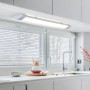 Weiße Eglo LED Unterbauleuchte Expert Sicciarotta, 60 cm, montiert unter einem Küchenschrank.