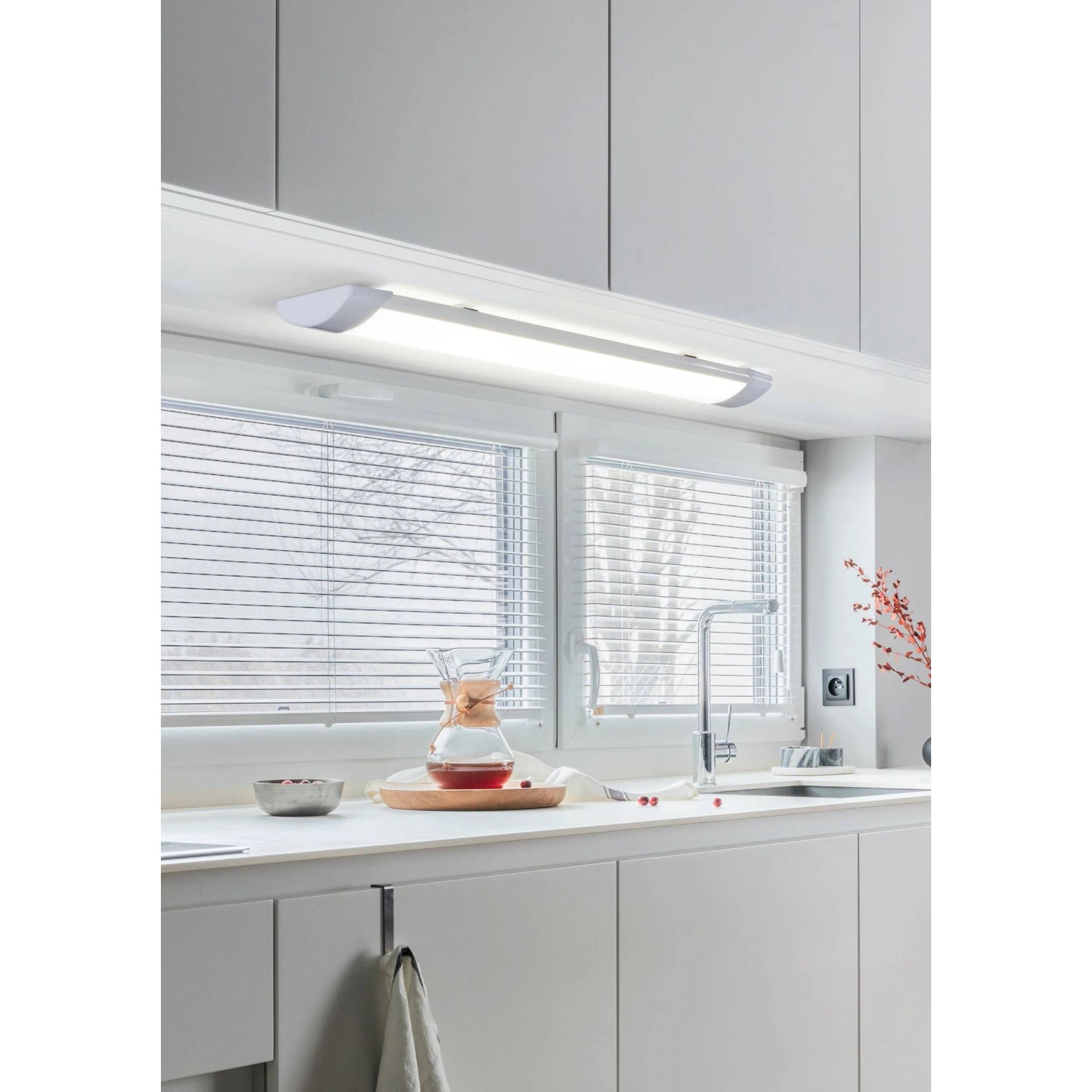 Weiße Eglo LED Unterbauleuchte Expert Sicciarotta, 60 cm, montiert unter einem Küchenschrank.