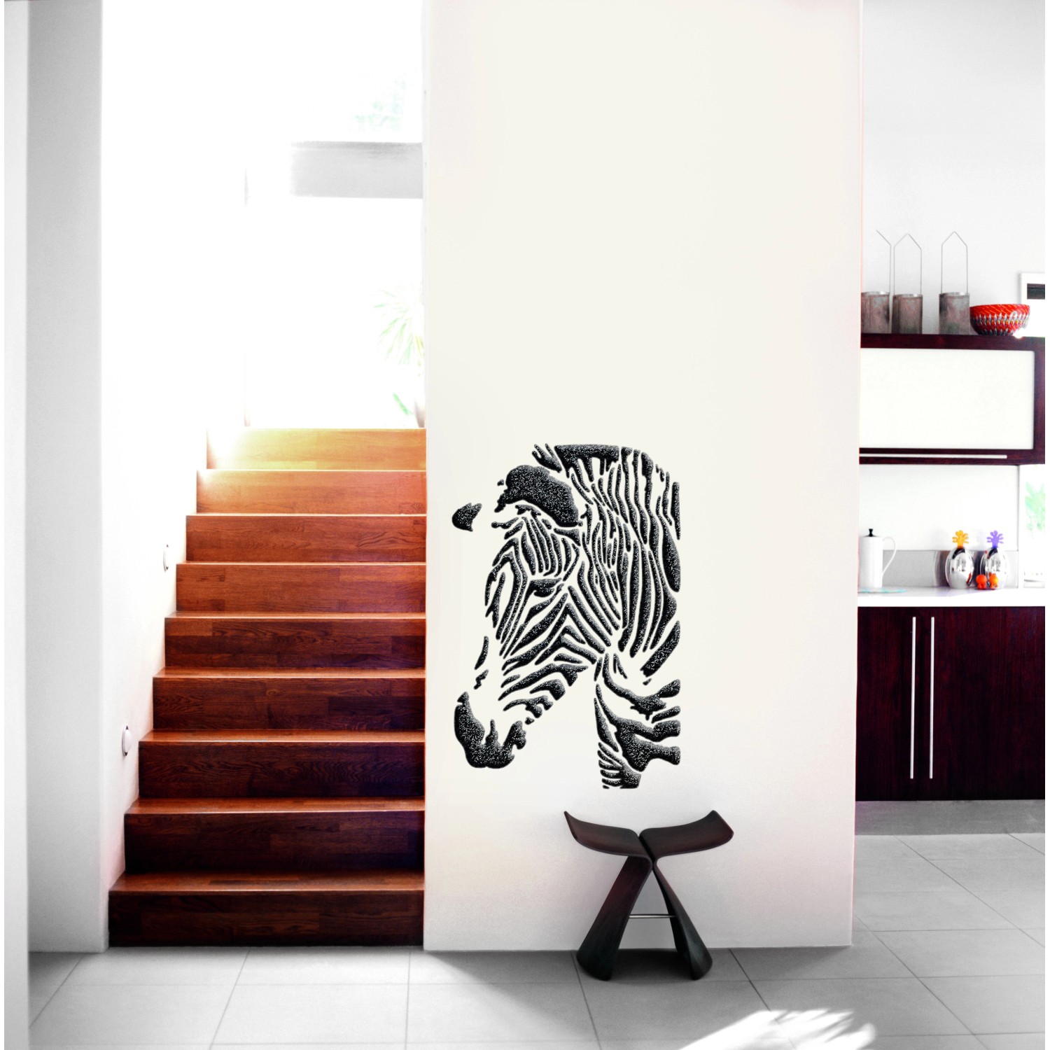 Wandgestaltung mit Marabu Schablone Half Moon: Zebra-Motiv in Schwarz-Weiß an einer weißen Wand.