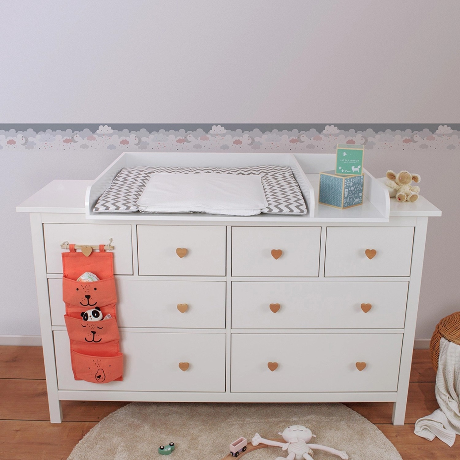 Kinderzimmer mit A.S. Création Wolken Borte in Grau-Rosa als Wanddeko.