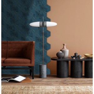 Wandfliese Antik Hexagon in Navi, glänzend, im Interieur. Dekorative Wandgestaltung mit Steingut.