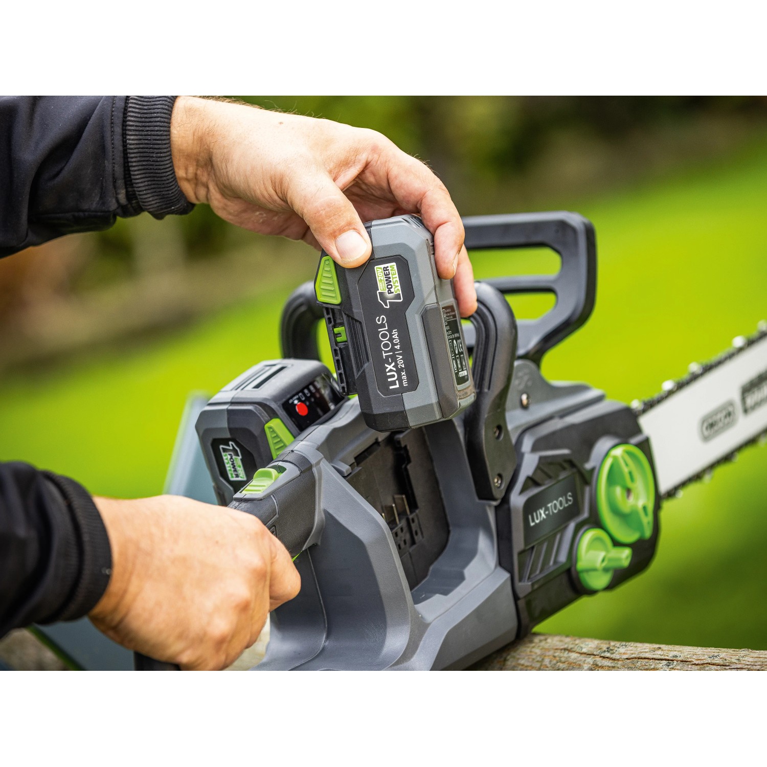 LUX-TOOLS Akku-Kettensäge: Einsetzen des Akkus in die Akku-Kettensäge der 1 PowerSystem Reihe.