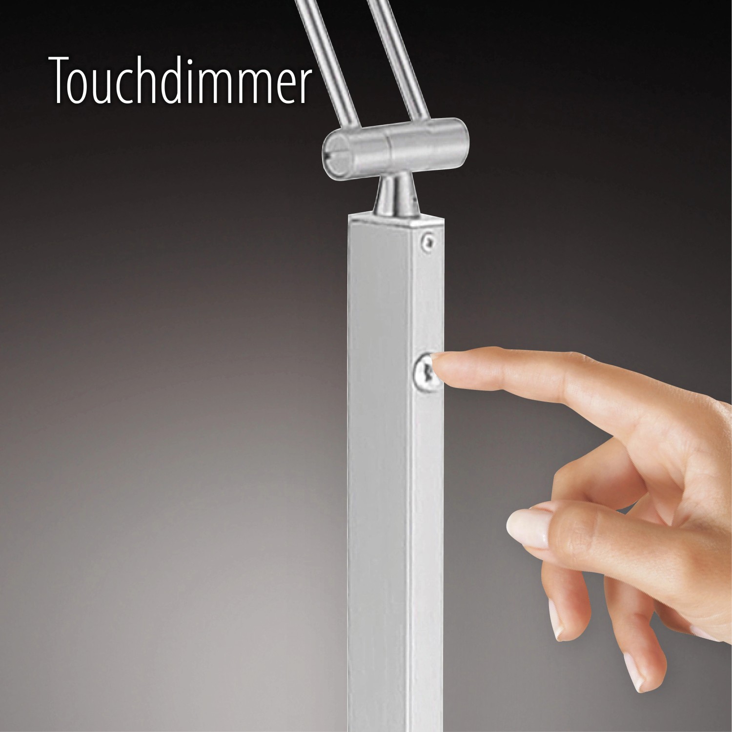 Detailaufnahme: Finger bedient Touchdimmer der schwarzen Stehleuchte Kelly.