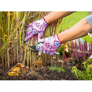Gartenarbeit mit LUX Gartenhandschuhen Nitril Gr. 7, lila mit Blumenmuster.