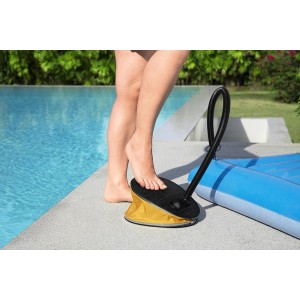 Bestway Fußpumpe beim Aufpumpen einer Luftmatratze am Pool. Praktische Luftpumpe für Camping und Freizeit.