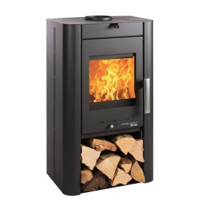 Schwarzer Haas+Sohn Kaminofen (6 kW) mit Holzscheiten im Lagerfach.