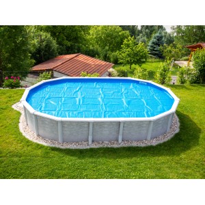 Ovales Poolbecken mit blauer Steinbach Solarplane 730x370 cm im Garten.