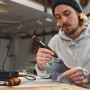 Worx MakerX Akku-Multifunktionswerkzeug WX739 mit HubX im Einsatz beim Schleifen.