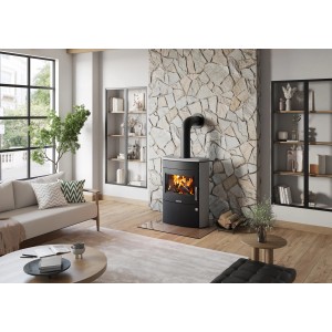 Justus Kaminofen Agero W+ (7 kW) in Schwarz/Grau mit Speckstein in Wohnraum-Szene.