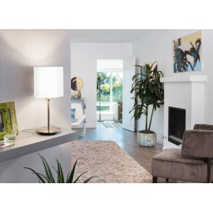 Weiße Eglo Tischleuchte Pasteri mit Stoffschirm und Metallfuß für Wohnräume.