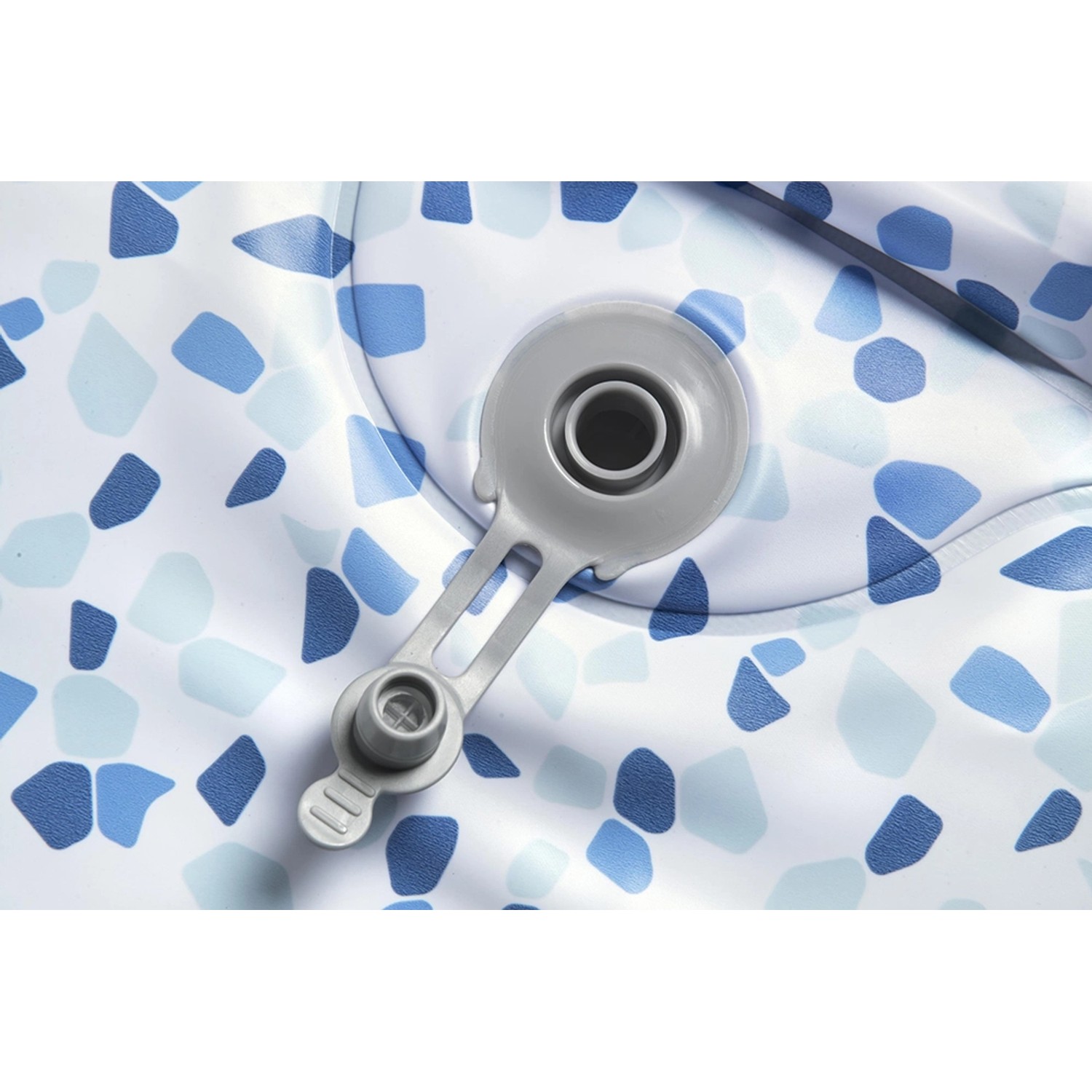 Detailaufnahme: Aufblasbarer Bestway Lay-Z-Spa Miami Whirlpool mit blauem Mosaikmuster und Ventil.