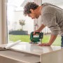 Mann sägt mit Bosch Akku-Stichsäge UniversalSaw 18V-100 ein Werkstück. Stichsäge für Holz-, Kunststoff- & Metallarbeiten.