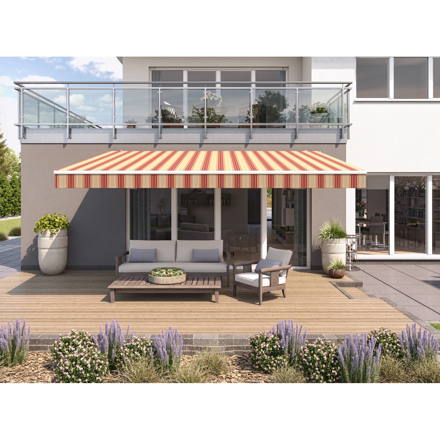 Beige-rot gestreifte Gelenkarmmarkise Wismar Classic, 300x200 cm, montiert an einer Hauswand über einer Terrasse.