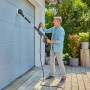 Gardena Akku-Multi-Reiniger AquaBrush im Einsatz zur Reinigung eines Garagentors.