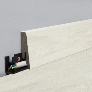 Sockelleiste Binyl Pro Quicksilver: Moderne, feuchtraumgeeignete Fußleiste mit Kabelkanal.