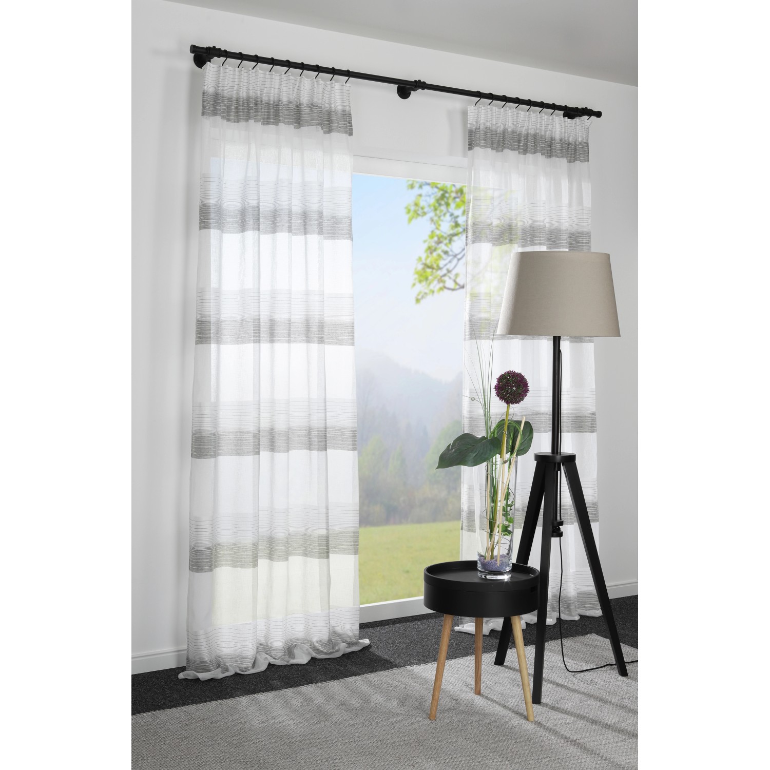 Gardinia Gardinenstange Industrial Home, 240 cm, schwarz, mit Vorhang im Raum.