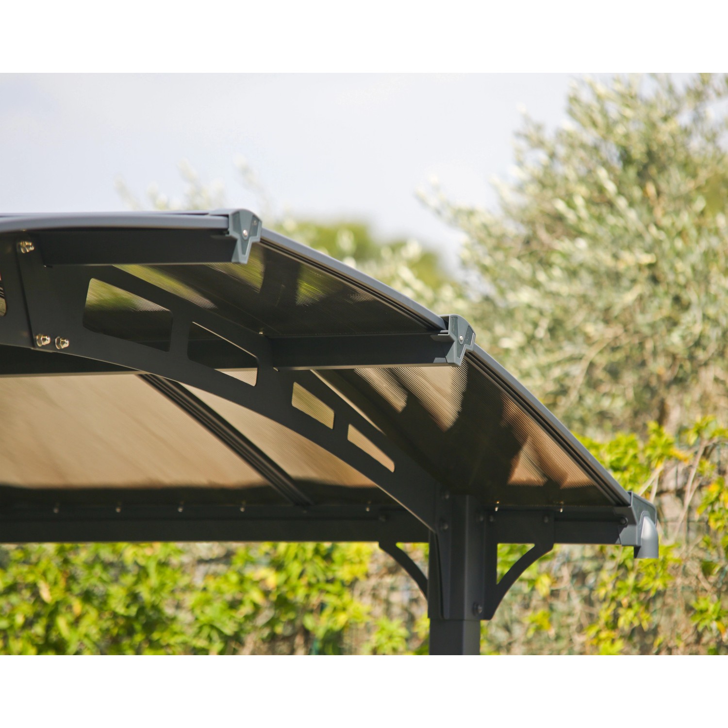 Detailansicht: Anthrazitfarbener Canopia Carport Arcadia 8500 mit gewölbtem Dach.