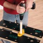 Wolfcraft Master 200 Werkbank beim Bohren eines Werkstücks.