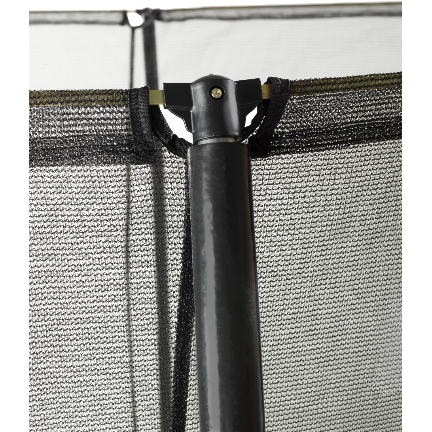 Detailaufnahme Sicherheitsnetz und Pfosten vom grünen EXIT Silhouette Bodentrampolin.